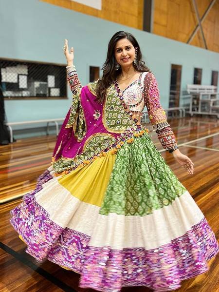 Where to find garba outfits like these in Mumbai? No more than 8500 rupees  : r/IndianFashionAddicts